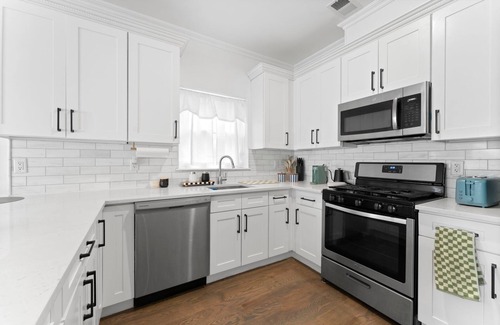 Greenville Apartamento | Luxe 3BR Backyard Zen [25 min to NYC] [Sleeps 10]