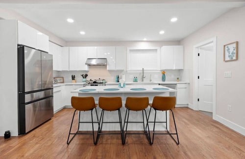 Lower Allston Apartamento | Luxe 3BR | Free Parking | Harvard/BU | ROKU TV