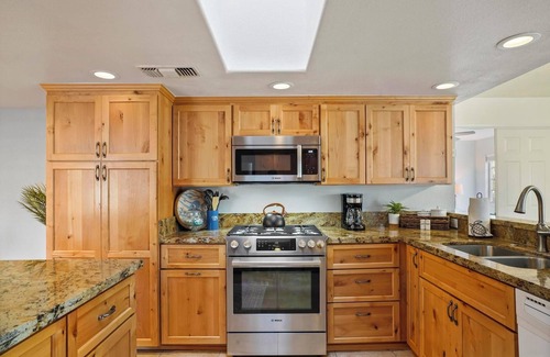 Lakeside Casa | Luxe 3BR Retreat Pool & Spa, SoCal Haven