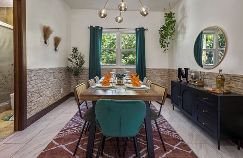 Lincoln Casa | Luxe 4bd - Movie, Games - Centrally Located