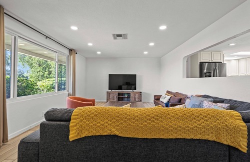 Sierra Vista Casa | ☀️LUXE 4BR/2BTH Mountain View vacation Pool & Grill Central LOC Private