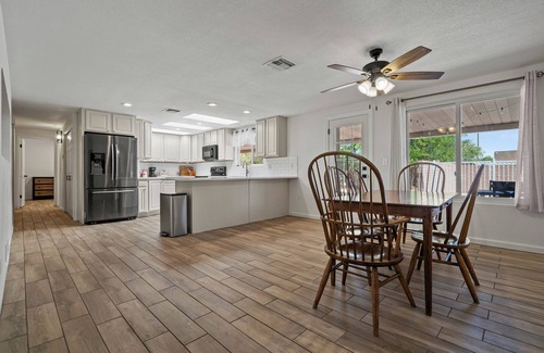 Sierra Vista Casa | ☀️LUXE 4BR/2BTH Mountain View vacation Pool & Grill Central LOC Private