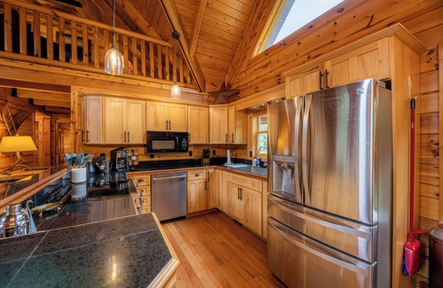 Mace Casa | Luxe 4BR Cabin | Hot Tub- Cozy Retreat by Snowshoe