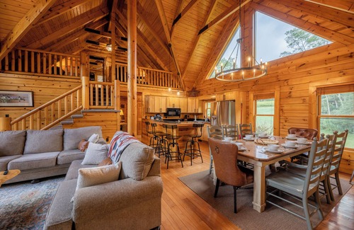 Mace Casa | Luxe 4BR Cabin | Hot Tub- Cozy Retreat by Snowshoe
