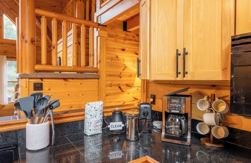 Mace Casa | Luxe 4BR Cabin | Hot Tub- Cozy Retreat by Snowshoe