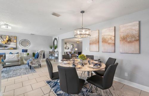 West Palm Beach Casa | Luxe 4br Escape Pet-friendly Outdoor Lounge