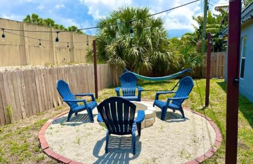 West Palm Beach Casa | Luxe 4br Escape Pet-friendly Outdoor Lounge