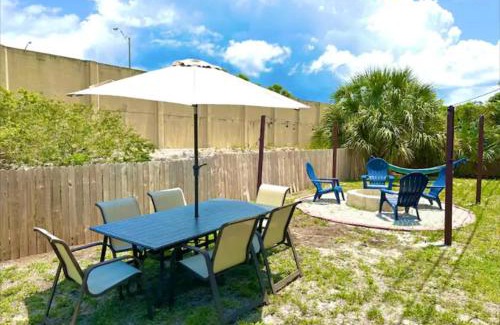 West Palm Beach Casa | Luxe 4br Escape Pet-friendly Outdoor Lounge