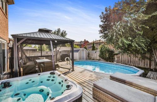 Whitby Casa | Luxe 4BR Retreat w Heated Pool Hot Tub and BBQ