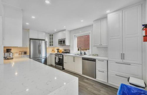 Whitby Casa | Luxe 4BR Retreat w Heated Pool Hot Tub and BBQ