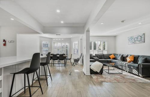 Whitby Casa | Luxe 4BR Retreat w Heated Pool Hot Tub and BBQ
