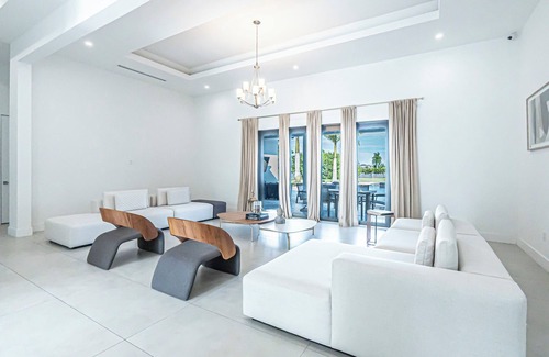 Southwest Ranches Casa | Luxe 5 BR Estate on 2.5 Acres with Saltwater Pool