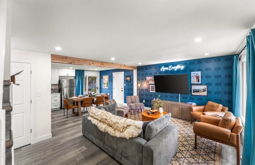 Highlands Casa | New Listing! Luxe 5BR Epic Backyard Theater Hot Tub Bocce Games Pets