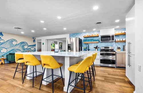 Bradenton Casa | Luxe 6BR Sleeps 21 Tropical Villa: Heated Poolside Movies, Hot Tub