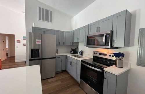 Bradenton Casa | Luxe 6BR Sleeps 21 Tropical Villa: Heated Poolside Movies, Hot Tub
