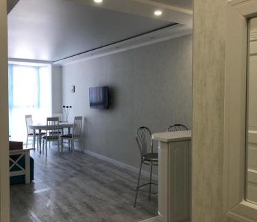Pozniaky Apartamento | Luxe Apartment on Drahomanova