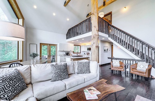Warrensville Casa | Luxe Appalachian Mountain Cabin w/ Hot Tub, Views