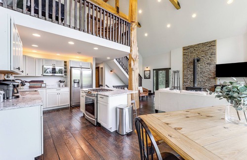 Warrensville Casa | Luxe Appalachian Mountain Cabin w/ Hot Tub, Views