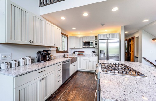 Warrensville Casa | Luxe Appalachian Mountain Cabin w/ Hot Tub, Views