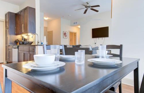 Astrodome Apartamento | Luxe Apt with Pool, Gym, Wi-Fi, Pets Allowed