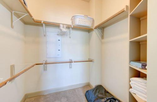 Astrodome Apartamento | Luxe Apt with Pool, Gym, Wi-Fi, Pets Allowed