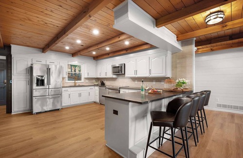 Waleska Casa | Luxe Arrowhead Lakefront 4 Br~Hot Tub~Pool Table