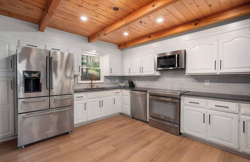Waleska Casa | Luxe Arrowhead Lakefront 4 Br~Hot Tub~Pool Table