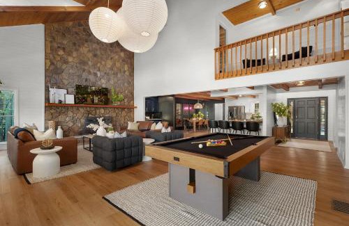 Waleska Casa | Luxe Arrowhead Lakefront 4 Br Hot Tub Pool Table