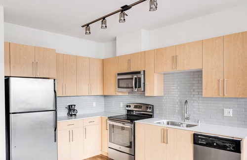 Old Ballard Apartamento | Luxe Ballard 1BR w/ Gym, BBQ & A+ Views, blocks to dining, by Blueground