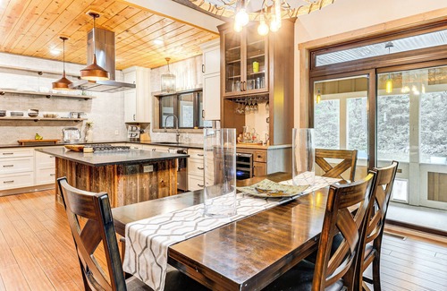 Avalon Casa | Luxe Barndominium Retreat Near Blue Spring Lake!