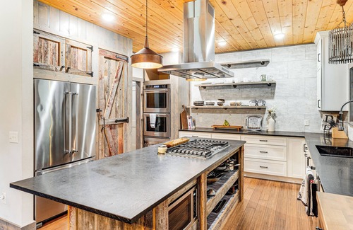 Avalon Casa | Luxe Barndominium Retreat Near Blue Spring Lake!