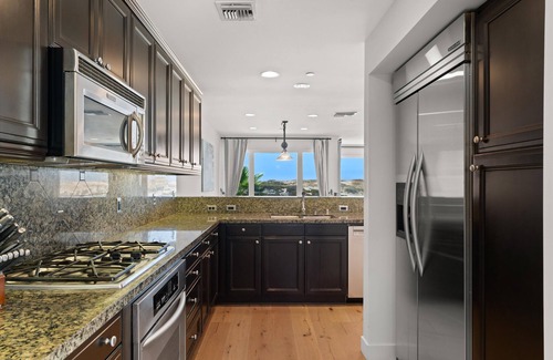 Playa Del Rey Condominio | Luxe Beachfront Beauty with easy access to Sofi and LAX