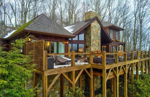 Beech Mountain Casa | Luxe Beech Mtn Cabin with Hot Tub 2 Mi to Skiing!