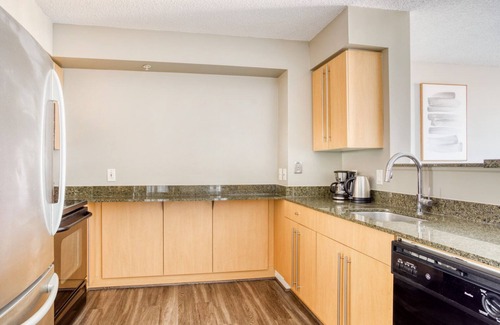 Woodmont Triangle Apartamento | Luxe Bethesda 1BR w/ Gym, Pool & Concierge, near Metro, by Blueground