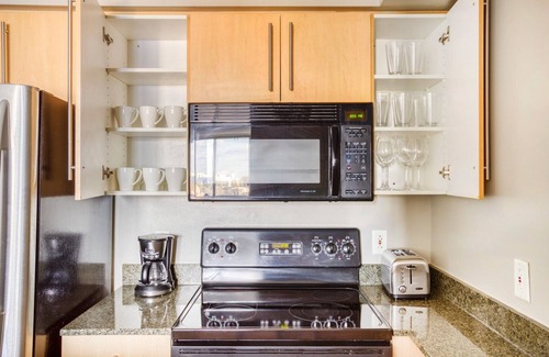 Woodmont Triangle Apartamento | Luxe Bethesda 1BR w/ Gym, Pool & Concierge, near Metro, by Blueground