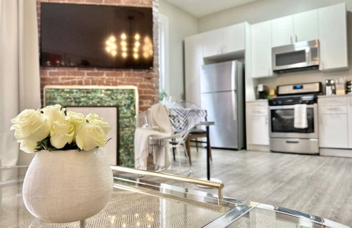 Bloomfield Apartamento | Luxe Bloomfield Apt | Free Parking | UPMC/Pitt/CMU