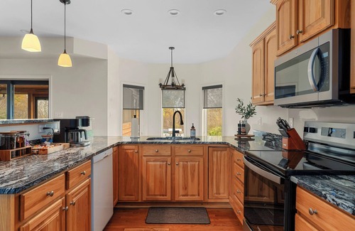 Lawrenceburg Cabina | Luxe Bourbon Trail Cabin– Hot Tub/Pickleball/Fire Pit/Pool/Game Room
