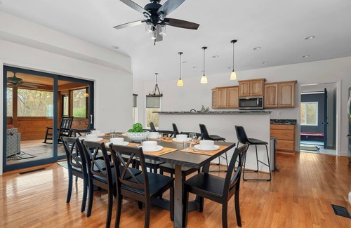 Lawrenceburg Cabina | Luxe Bourbon Trail Cabin– Hot Tub/Pickleball/Fire Pit/Pool/Game Room
