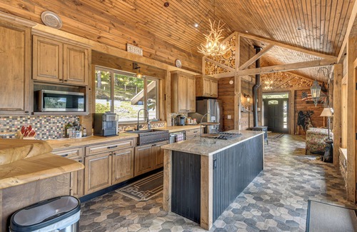 Cameron Cabina | Luxe Cabin Compound 4 Mi to Cameron State Forest!