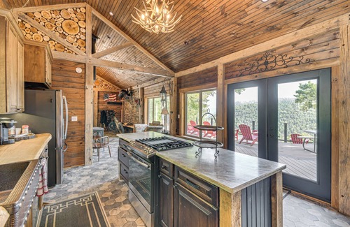 Cameron Cabina | Luxe Cabin Compound 4 Mi to Cameron State Forest!
