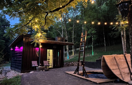 Pleasant Shade Cabina | Luxe Cabin Hot Tub Outdoor Movie Screen Mountains - FREE Brunch in Bed!!