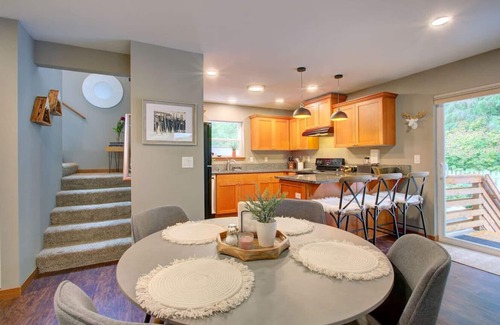 Warnick Cabina | Cabin w/ Hot Tub, Fire Pit, Fenced Yard, Generator