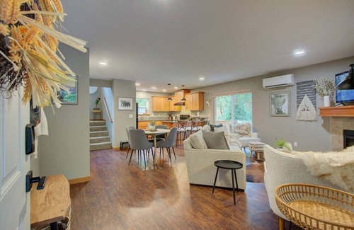 Warnick Cabina | Cabin w/ Hot Tub, Fire Pit, Fenced Yard, Generator