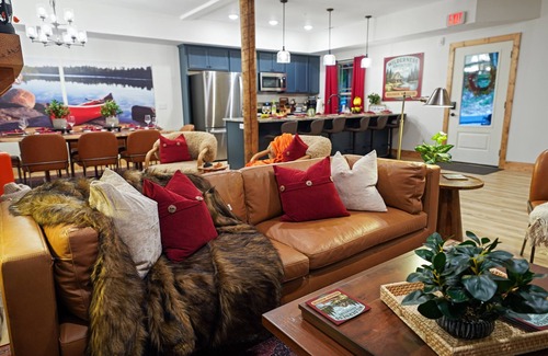 Omaha Cabina | Luxe Cabin>Hot Tub>Indoor Pool>Fire Pit>Game Table>Fishing>Pickleball>Hiking