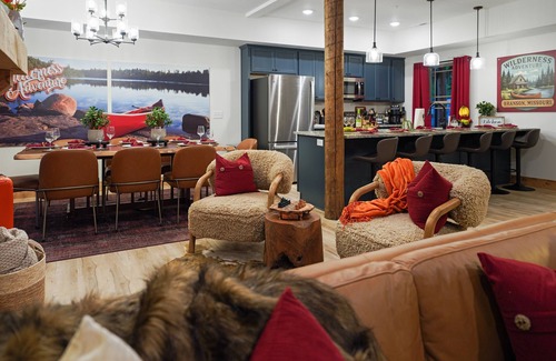 Omaha Cabina | Luxe Cabin>Hot Tub>Indoor Pool>Fire Pit>Game Table>Fishing>Pickleball>Hiking