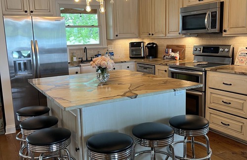 Philadelphia Cabina | Luxe cabin minutes away from Marty Stuart's Congress of Country Music