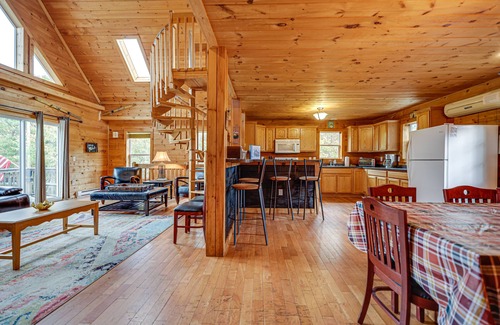 Briar Crest Woods Cabina | Secluded Retreat near Ski Resorts: Hot Tub, BBQ