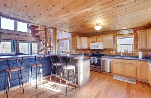 Briar Crest Woods Cabina | Secluded Retreat near Ski Resorts: Hot Tub, BBQ