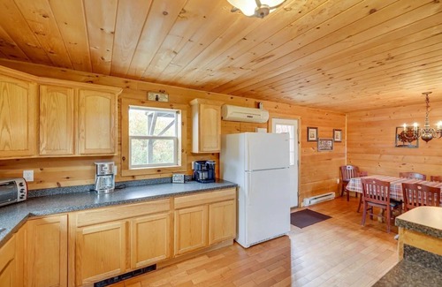 Briar Crest Woods Cabina | Secluded Retreat near Ski Resorts: Hot Tub, BBQ