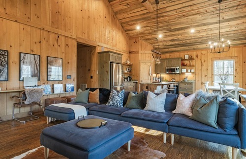 Morganton Cabina | Luxe Cabin Retreat HotTub 20 min Blue Ridge Vineyards Games Firepit Pets